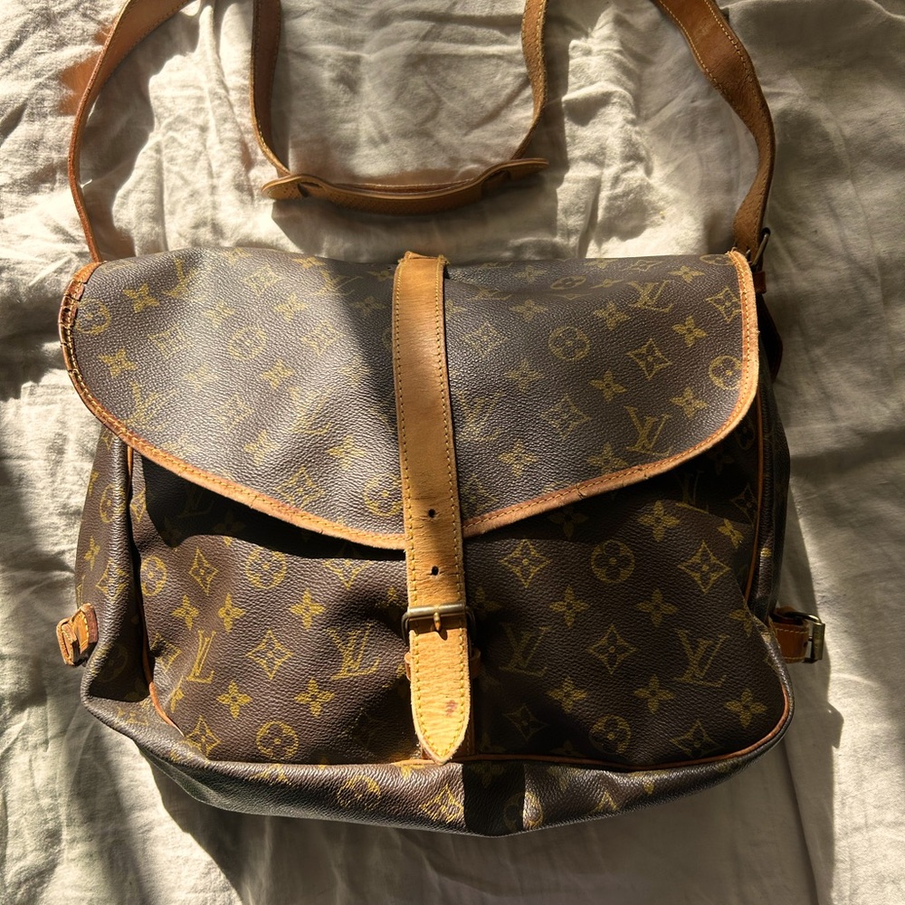 Louis Vuitton buckle and expandable messenger bag
